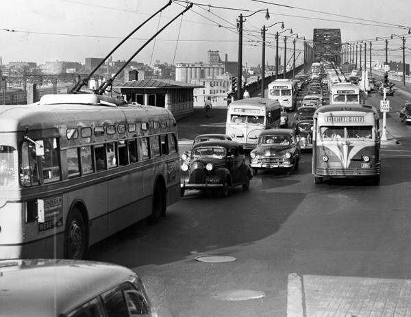Different_bus_lines_on_the_Detroit_-_Superior_Bridge_in_1952_1.jpg