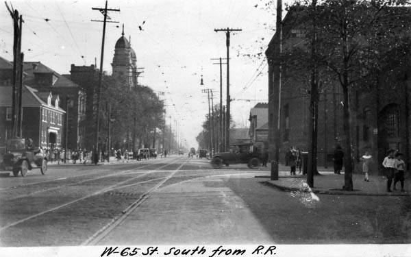 West_65_Street_-_north_of_NKP_bridge_1922.jpg